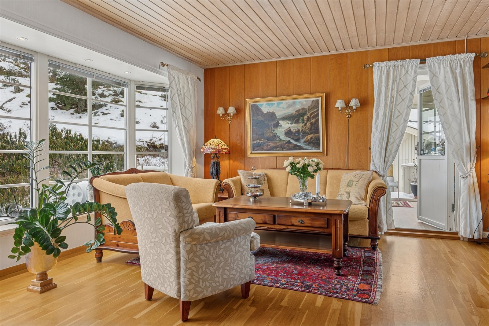 Fra stuen har du direkte utgang til vinterhagen og en stor, solrik terrasse. Galleribilde