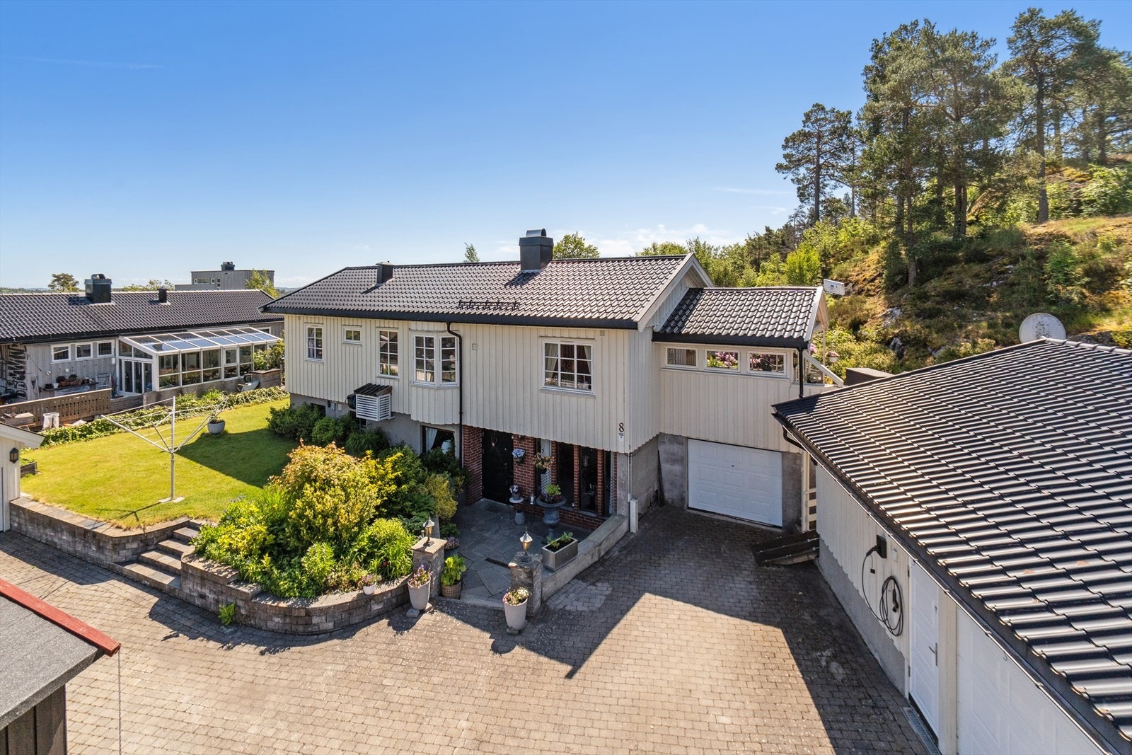 Eiendommen har pent opparbeidede uteområder, rikelig med plass for biloppstilling og for opptil 4 biler i garasje! Galleribilde