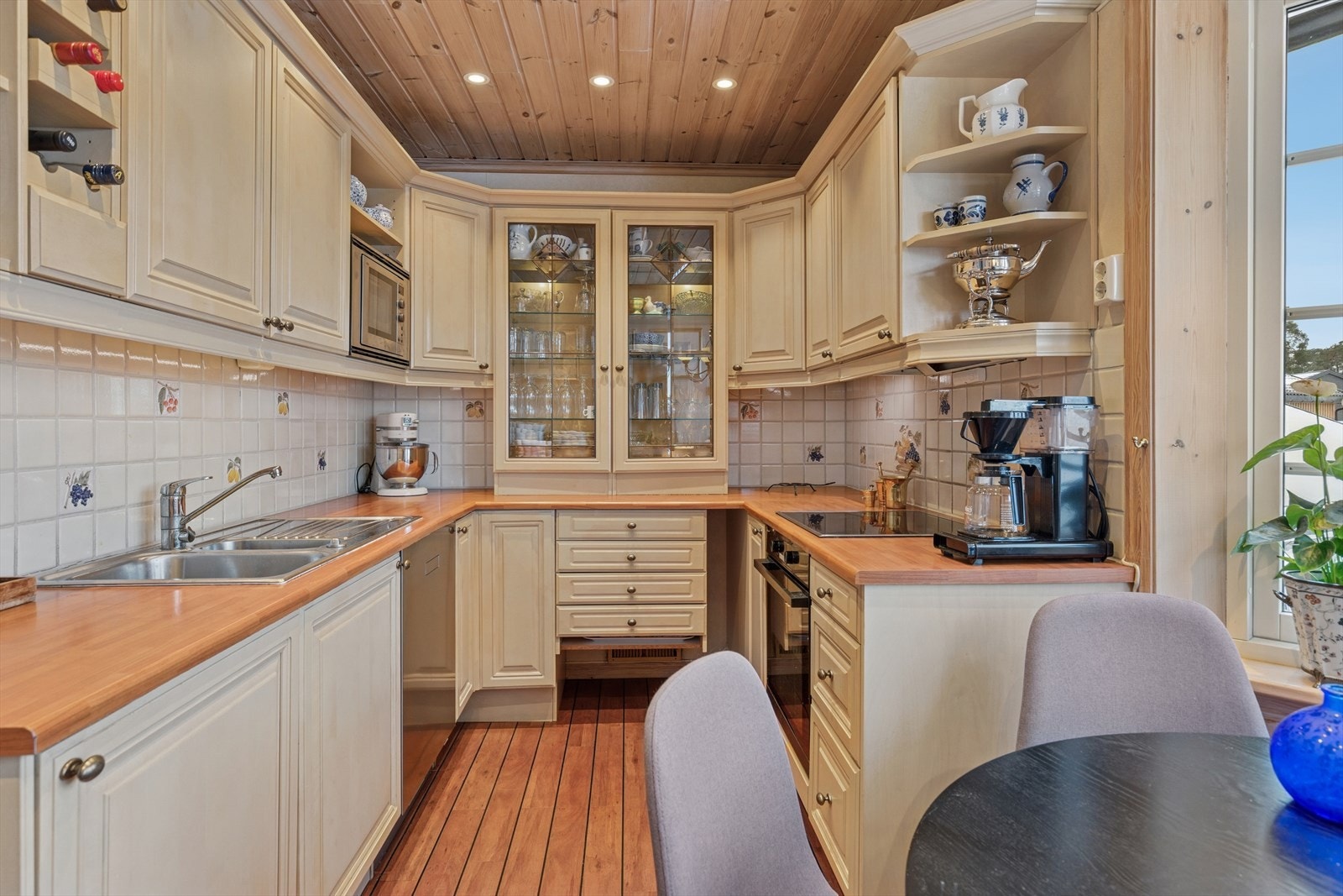 Rikelig med både skap- og benkeplass, noe som gir gode arbeidsflater og smart oppbevaring. Galleribilde