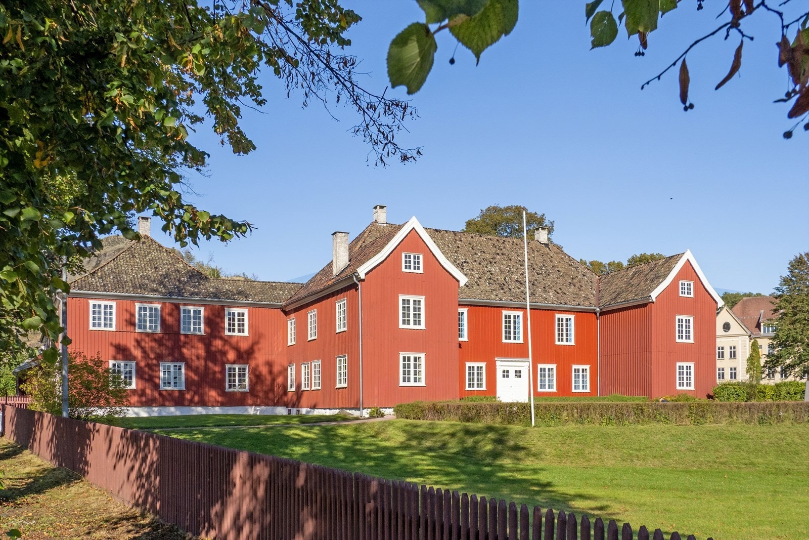 Herregården i Larvik - en historisk bygning og et yndet turmål i nærområdet. Galleribilde