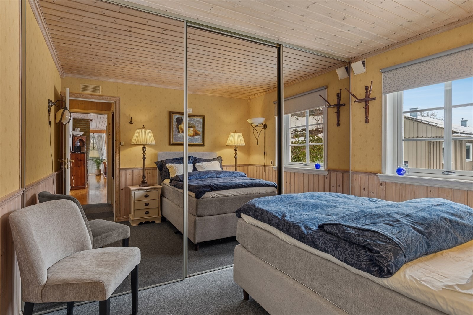 Stor speil-/skyvedørsgarderobe med god plass for god oppbevaring. Galleribilde