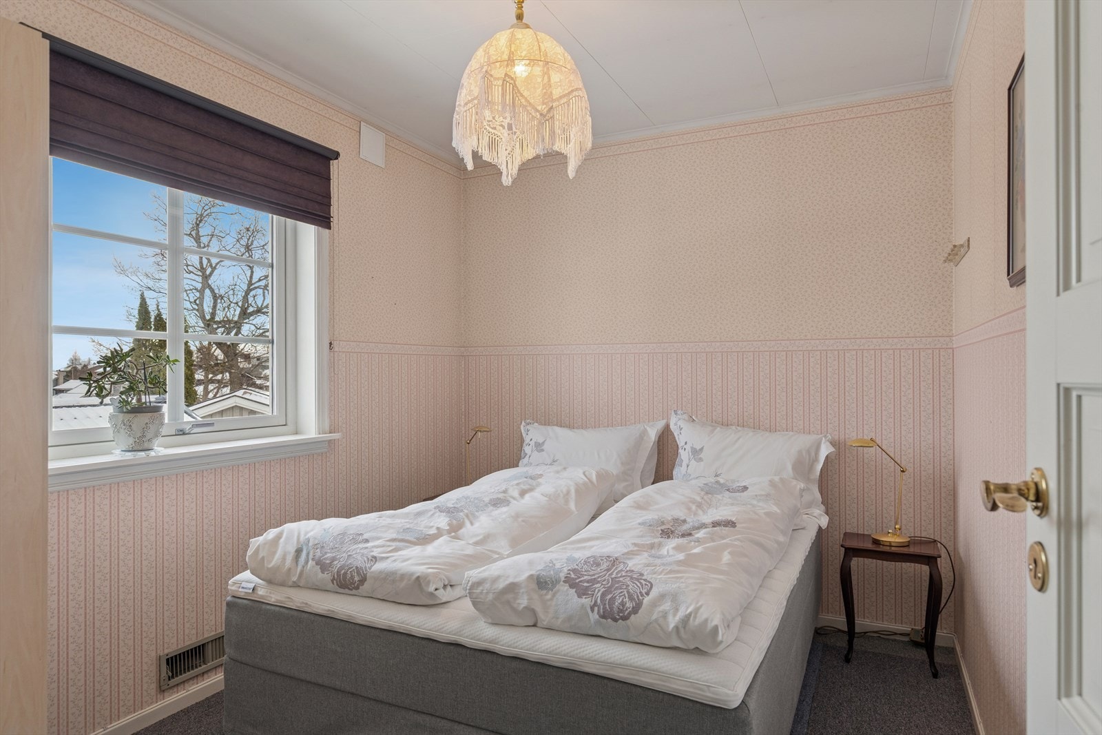 Lyst og trivelig soverom for ro og en god natts søvn. Galleribilde