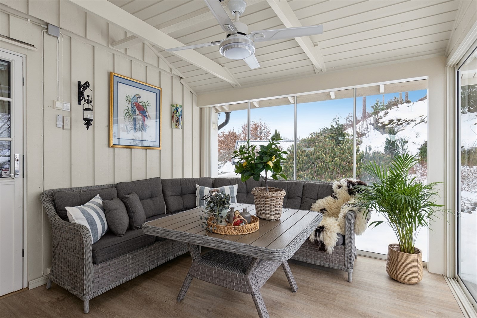 Her strømmer dagslyset generøst inn gjennom de store vindusflatene og skaper en varm, åpen og innbydende atmosfære. Galleribilde