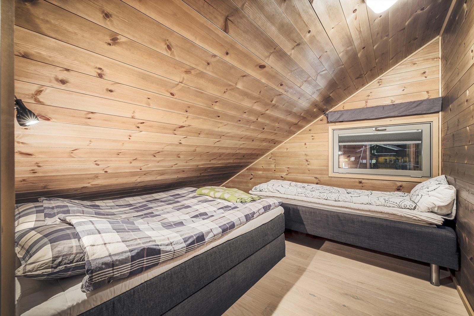 Hyggelig soverom på hemsen med god gulvplass, parkett på gulv og trepanel i vegger og tak Galleribilde