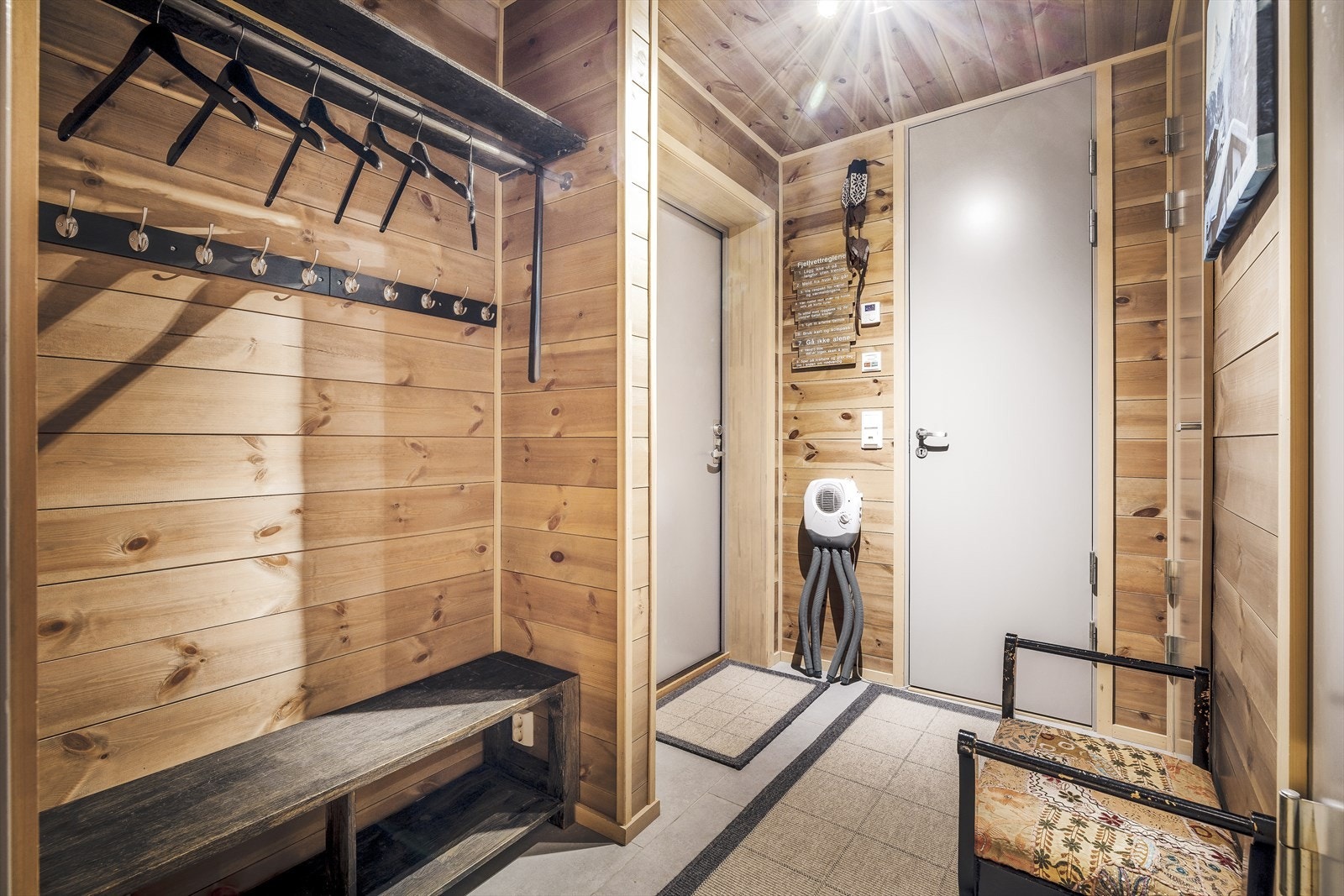 Man kommer inn i en hyggelig entré i 3.etasje med fliser på gulv og varmekabler Galleribilde