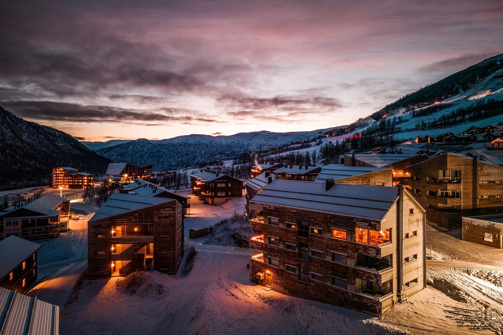 Attraktiv beliggenhet med ski in/ski out, skitrekket like utenfor døren og kort vei til alle fjellandsbyens tilbud Galleribilde