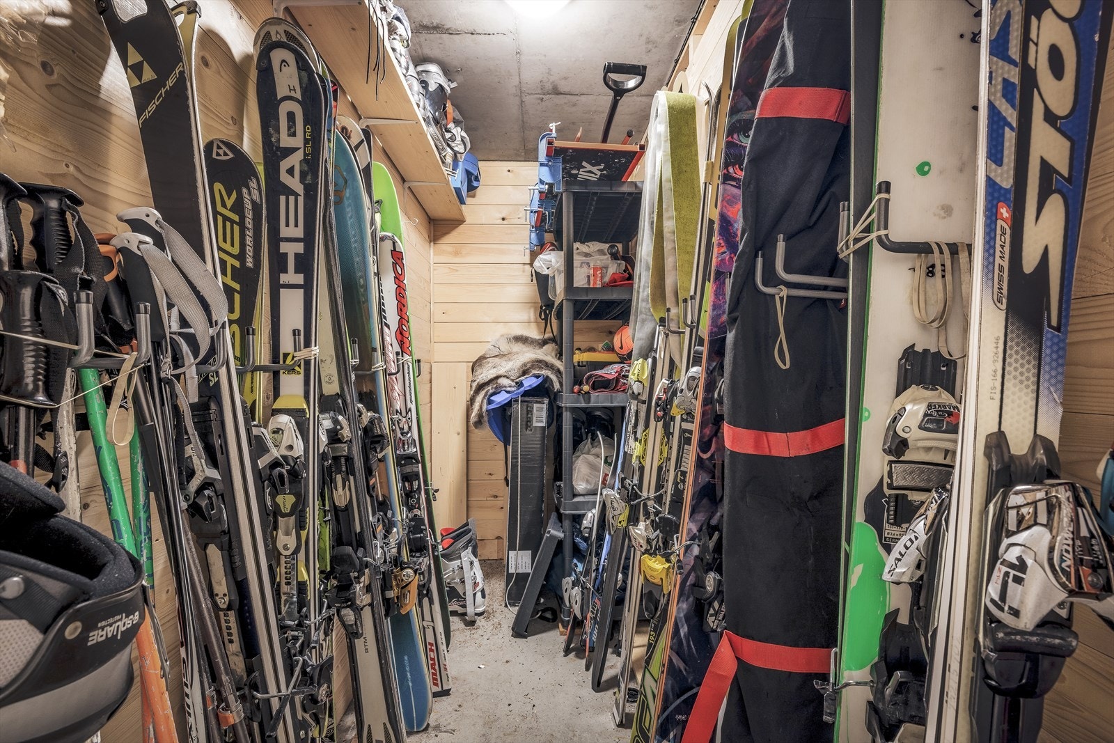 Bod i underetasje medfølger - praktisk til skiutstyr og annen oppbevaring. Også fellesområde for prepping av ski. Galleribilde