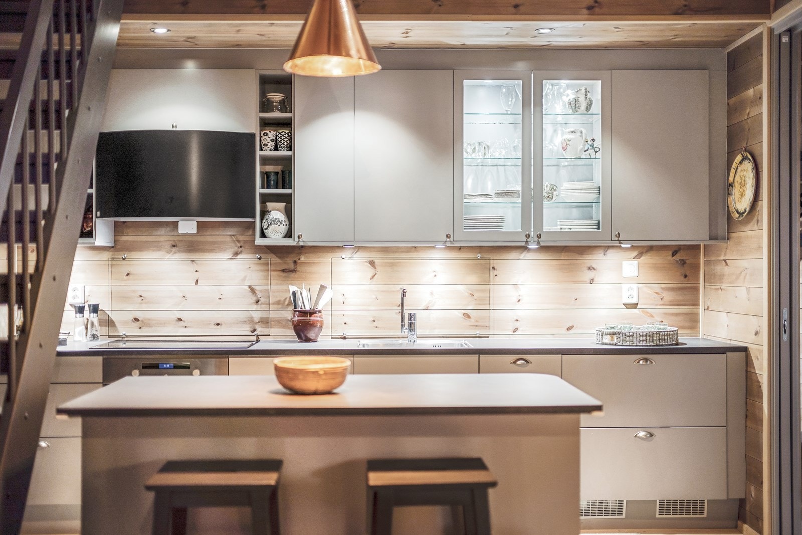 Her er slette fronter, kjøpmannsbenk med trefronter og integrerte hvitevarer Galleribilde