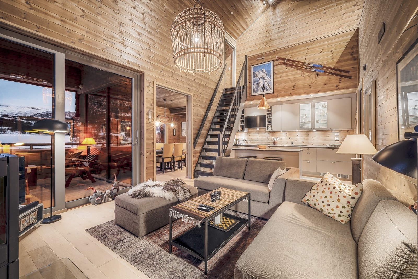 Store vindusflater slipper det naturlige lyset inn Galleribilde