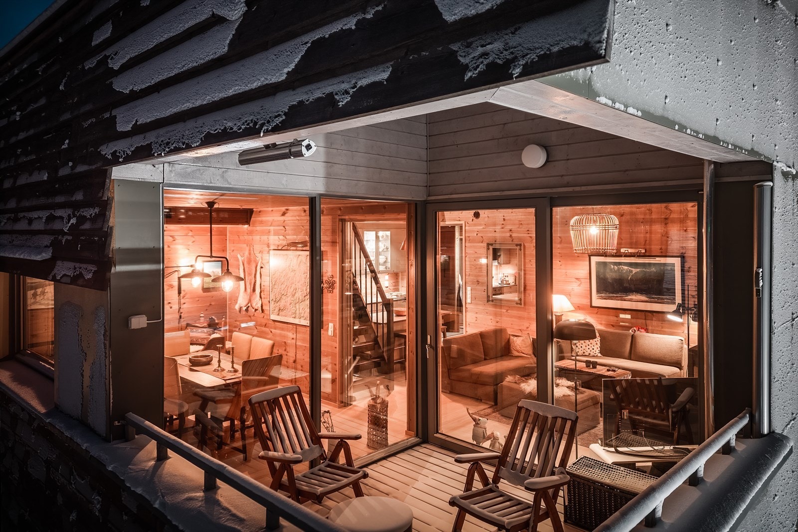 En innholdsrik, velholdt og gjennomført fritidsleilighet over to etasjer Galleribilde