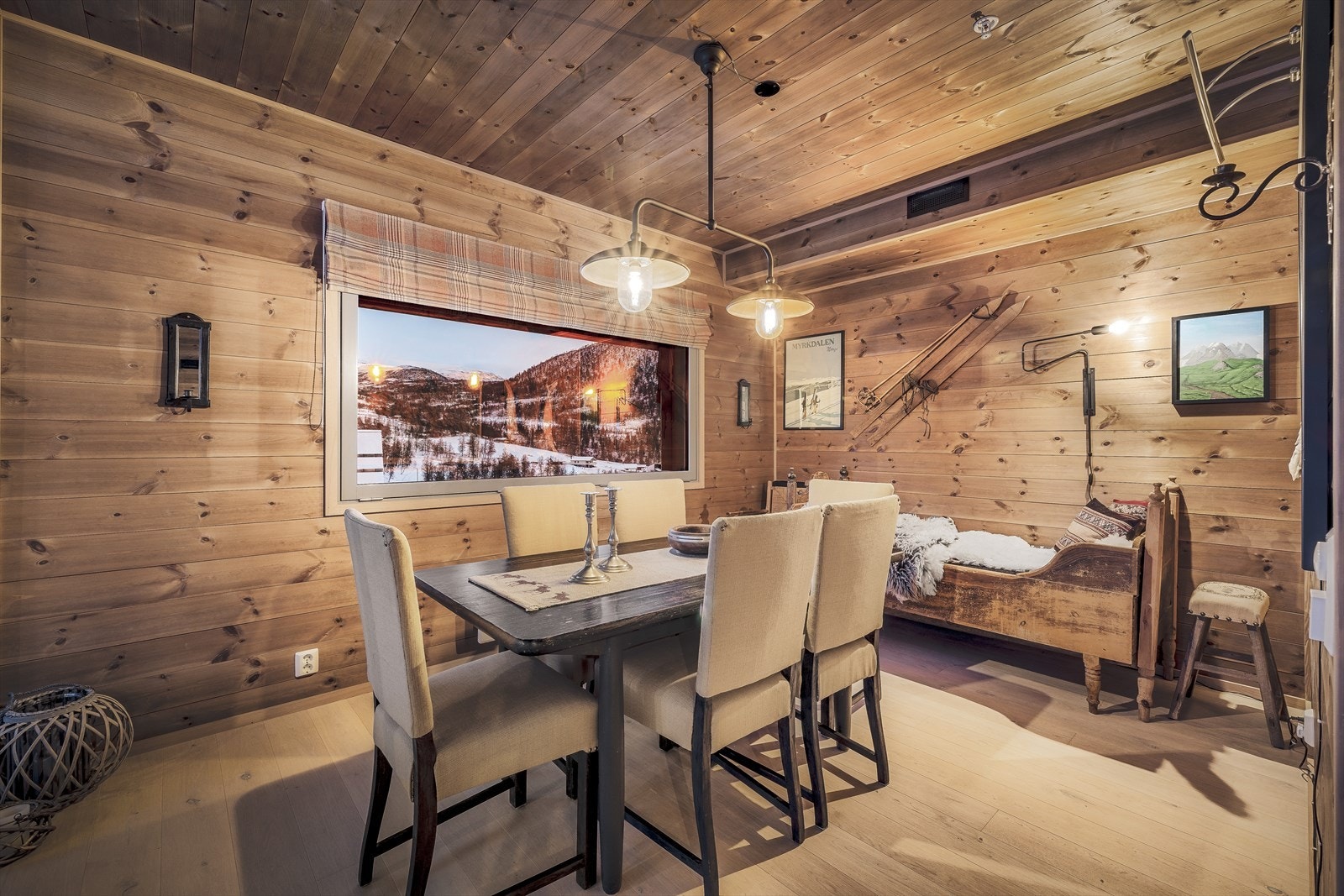 Den flotte spisestuen i hovedetasjen kan lett endres til soverom om ønskelig Galleribilde