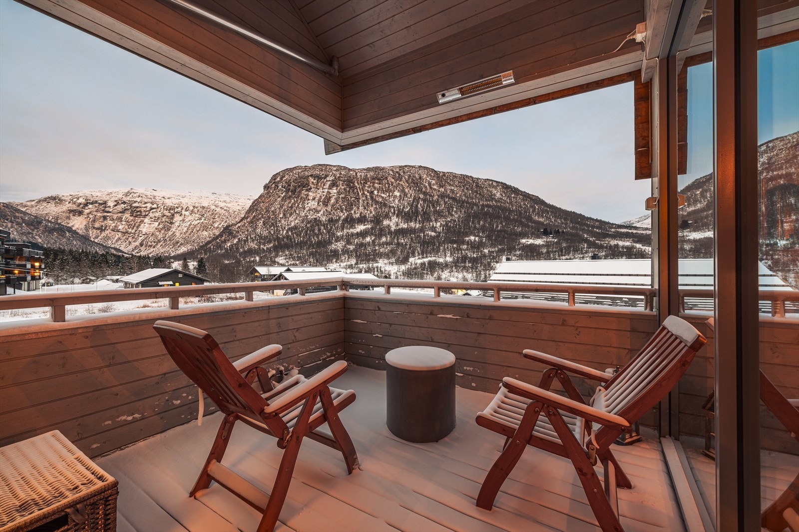 Romslig balkong på 8,4 kvm med utsikt mot skibakken og fjellandskapet. Galleribilde