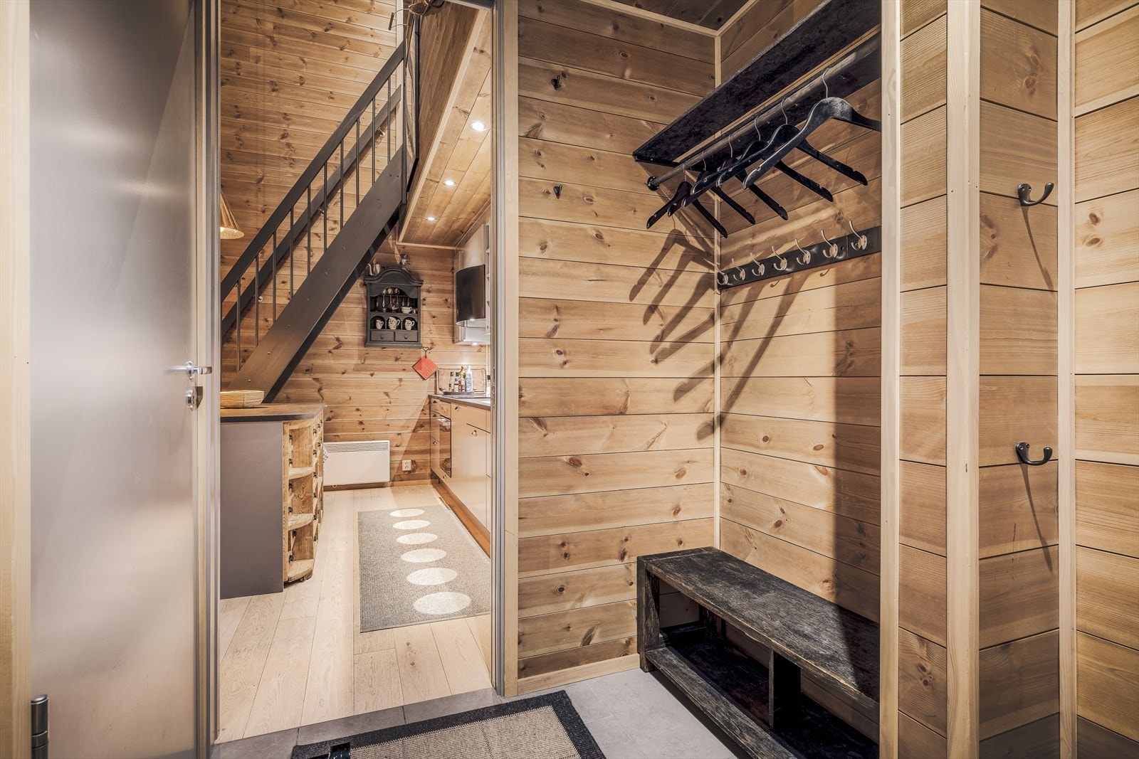 Her er det god plass til yttertøy etter en lang dag i bakken Galleribilde