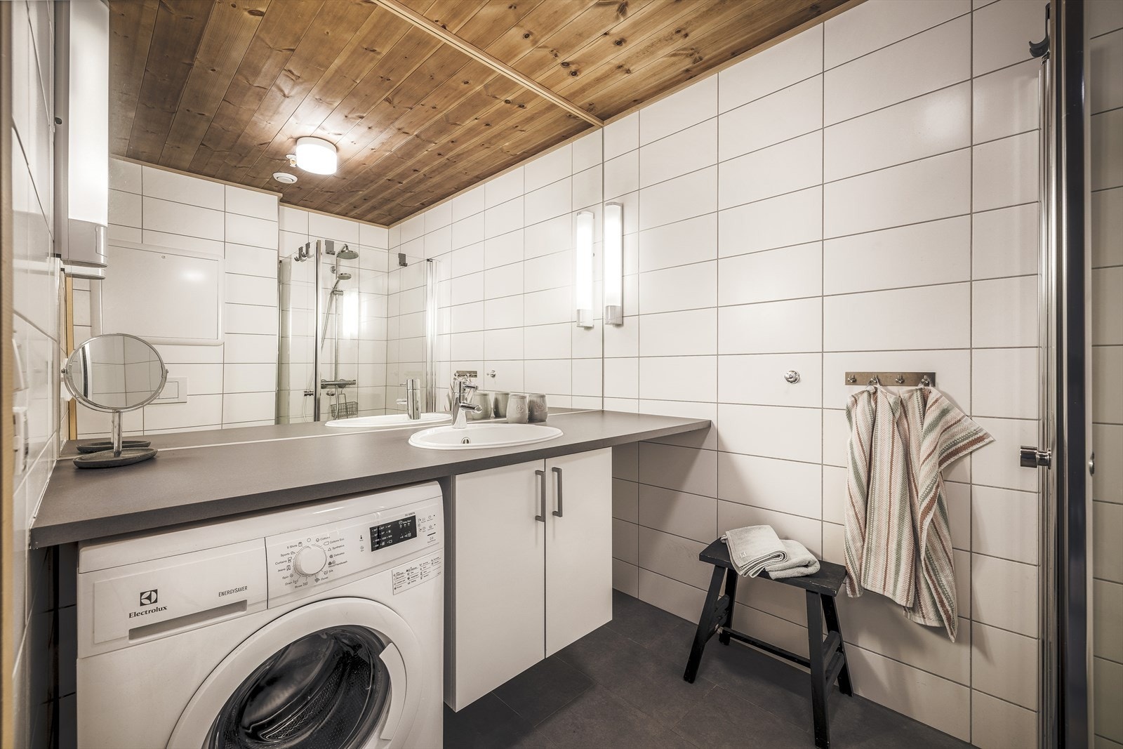 Badet har opplegg for vaskemaskin og tørketrommel Galleribilde