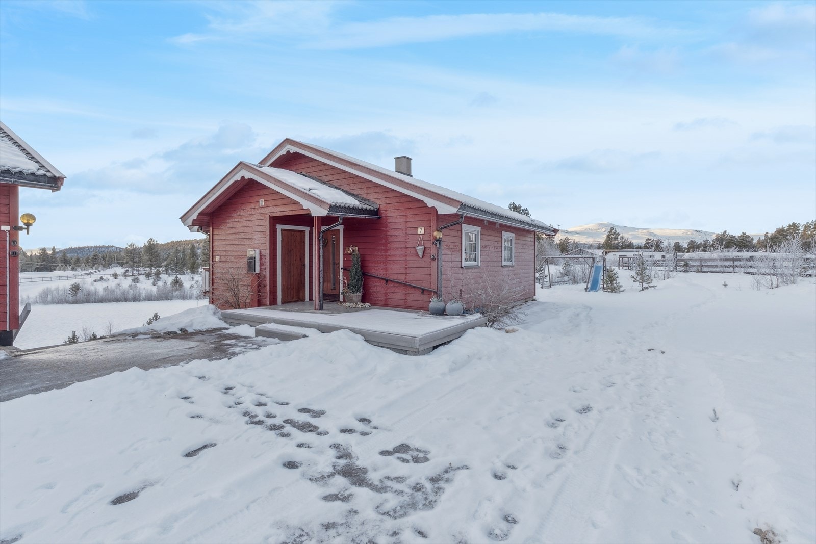 Eiendommen har en klassisk utforming og ligger fint til i det snødekte fjellandskapet. Galleribilde
