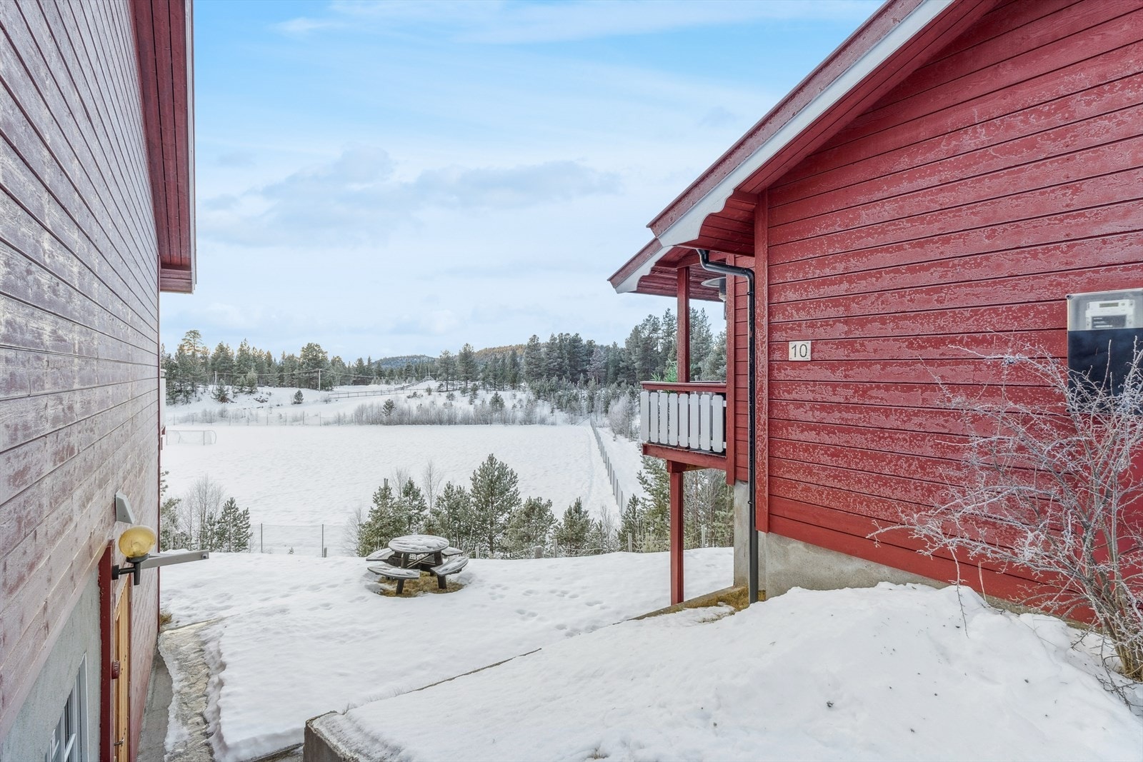 Preparerte langrennsløyper starter kun 122 meter fra eiendommen, med tilgang til et stort løypenett. Galleribilde