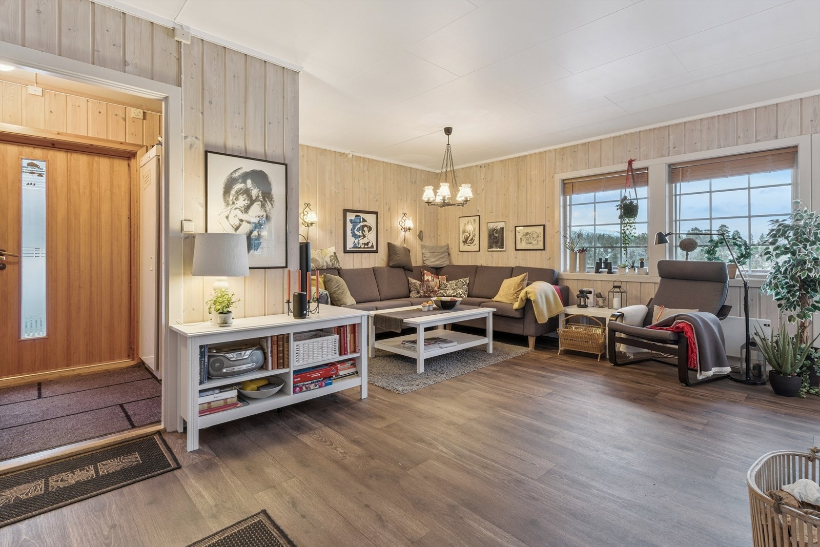 Velkommen inn i en lys og romslig stue med god plass til en sofagruppe. Galleribilde