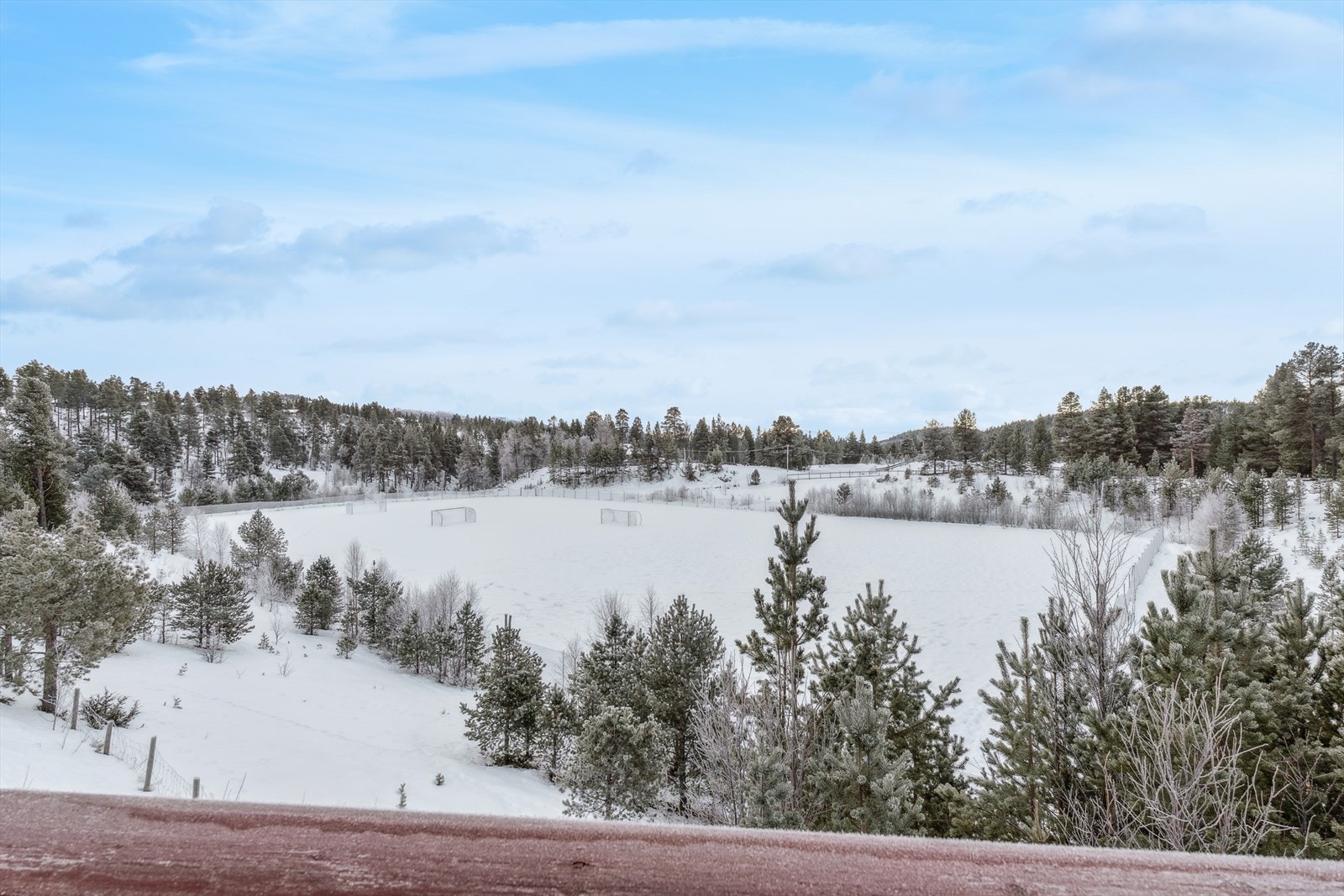 Åpen utsikt over nærområdet, som inviterer til både sommer- og vinteraktiviteter. Galleribilde