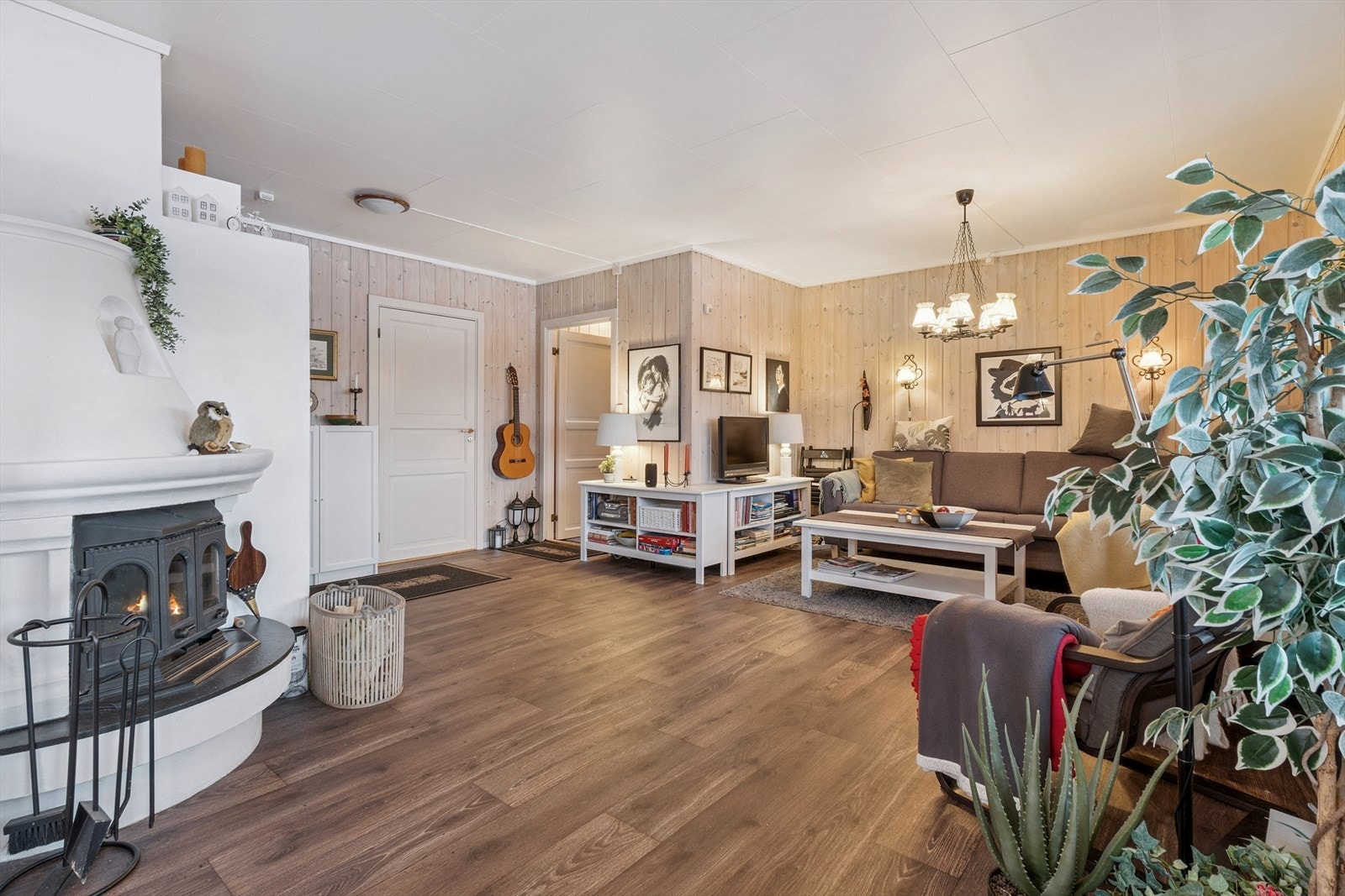 Den sentralt plasserte peisovnen gir god varme og bidrar til den koselige atmosfæren. Galleribilde