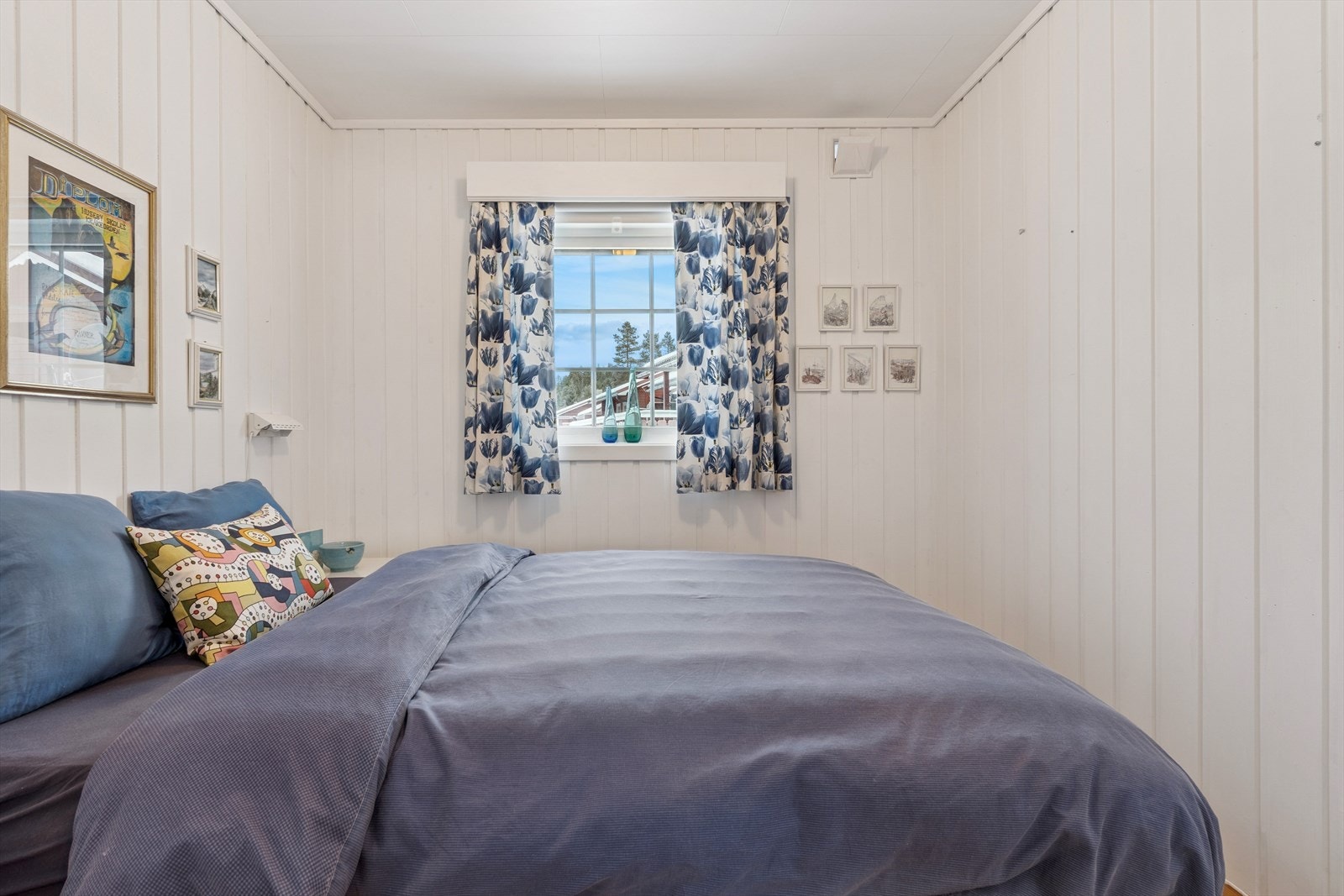 Det andre soverommet har lyse, malte panelvegger og plass til seng. Galleribilde