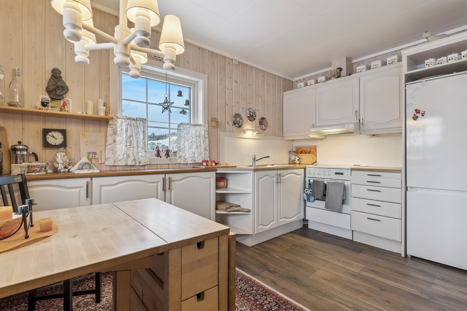 Kjøkkeninnredning med profilerte fronter og god skap- og benkeplass. Galleribilde