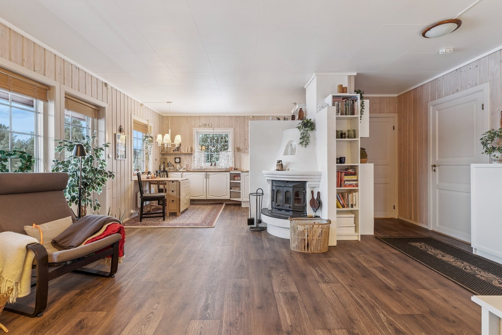 Åpen løsning mellom stue og kjøkken skaper et sosialt og luftig allrom. Galleribilde