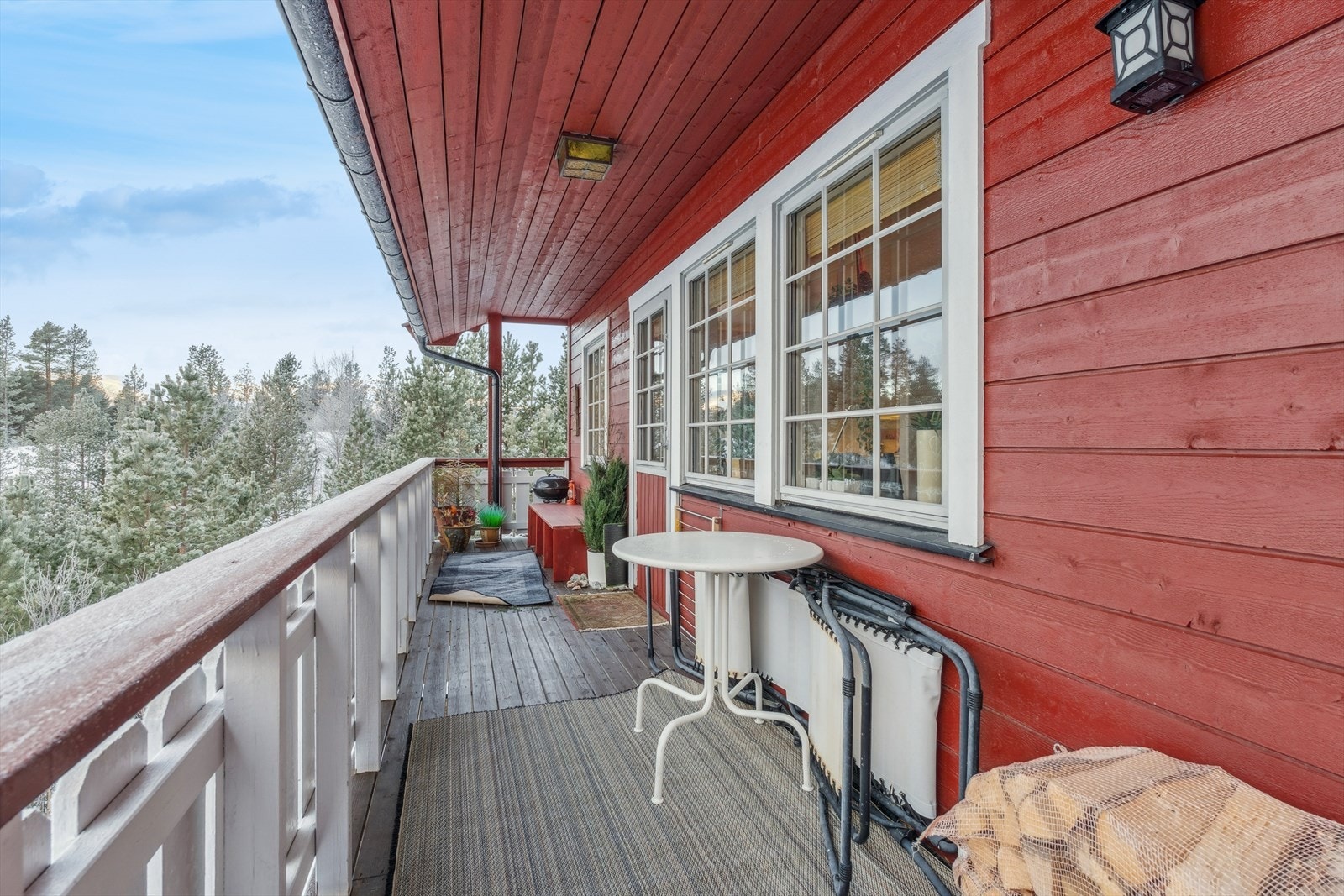 Overbygget balkong med plass til en sittegruppe. Galleribilde