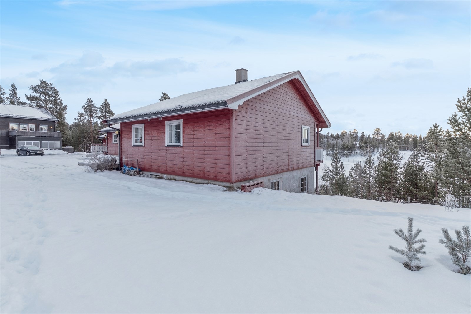 Eiendommen ligger i et etablert hyttefelt på Savalen, 740 meter over havet. Galleribilde