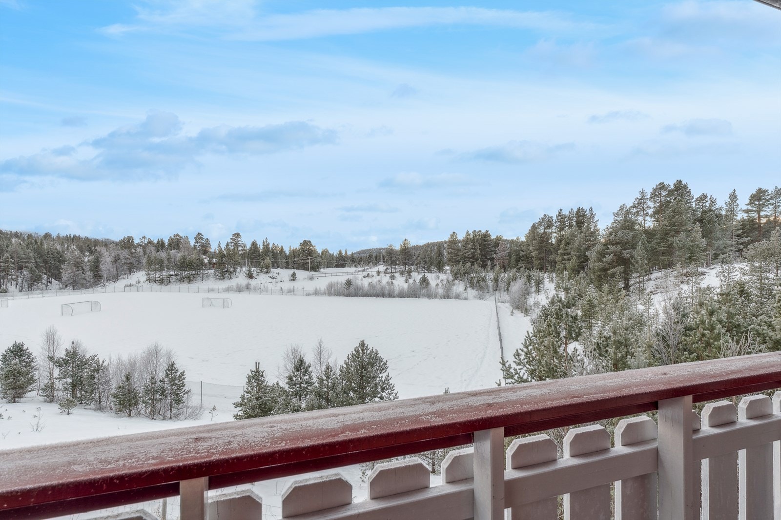 Fra balkongen ser man utover Savalen fotballbane og de omkringliggende skogsområdene. Galleribilde
