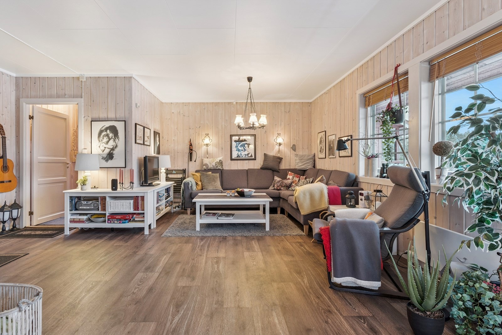 Gjennomgående laminatgulv og lyse overflater gir et helhetlig inntrykk. Galleribilde