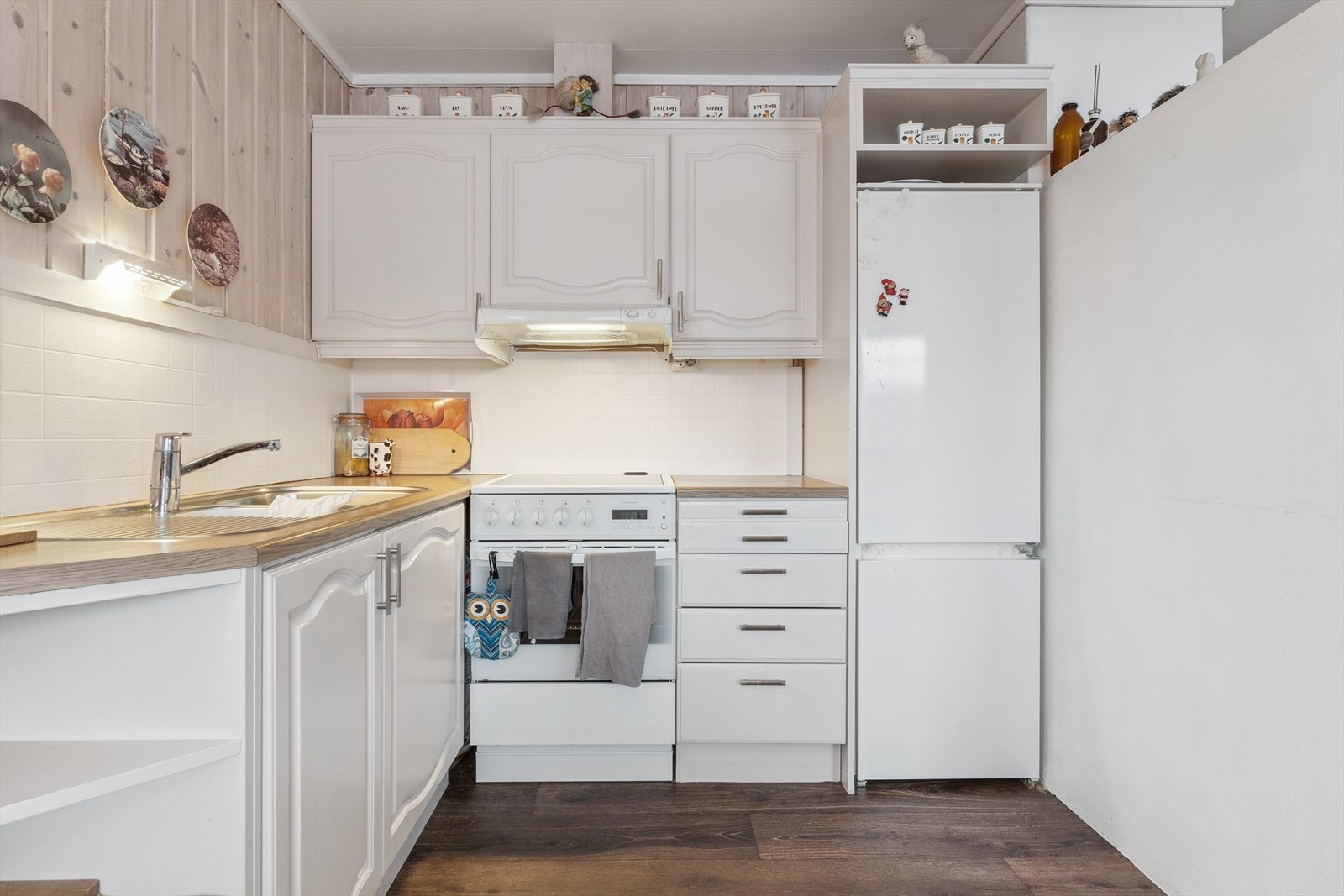 Funksjonelt kjøkken med frittstående hvitevarer og god arbeidsbelysning. Galleribilde