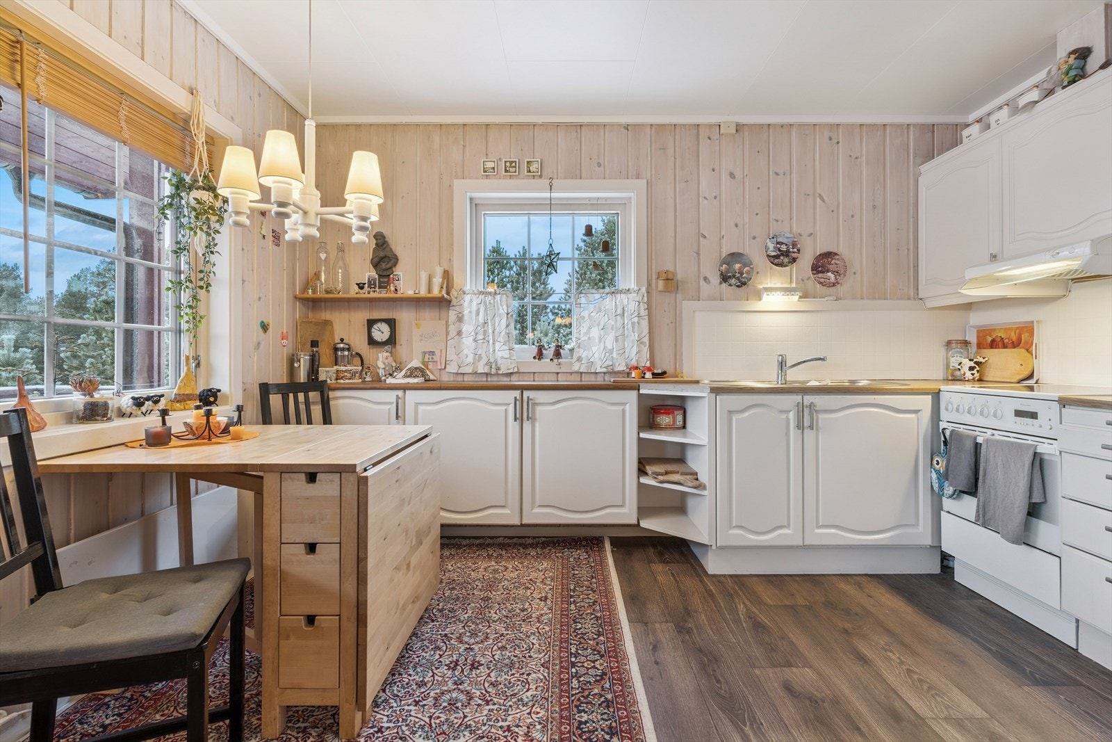 Kjøkkenet er en integrert del av allrommet, med plass til både matlaging og samvær. Galleribilde