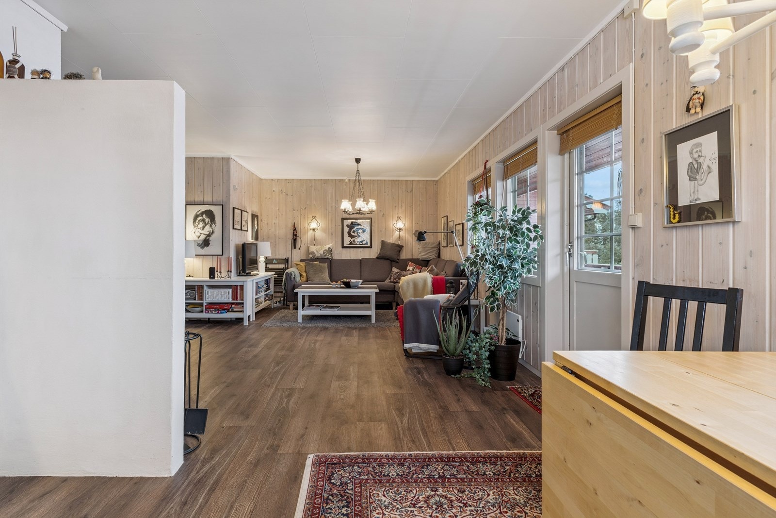 Fra kjøkkenkroken har man god oversikt over stuen og spiseplassen. Galleribilde