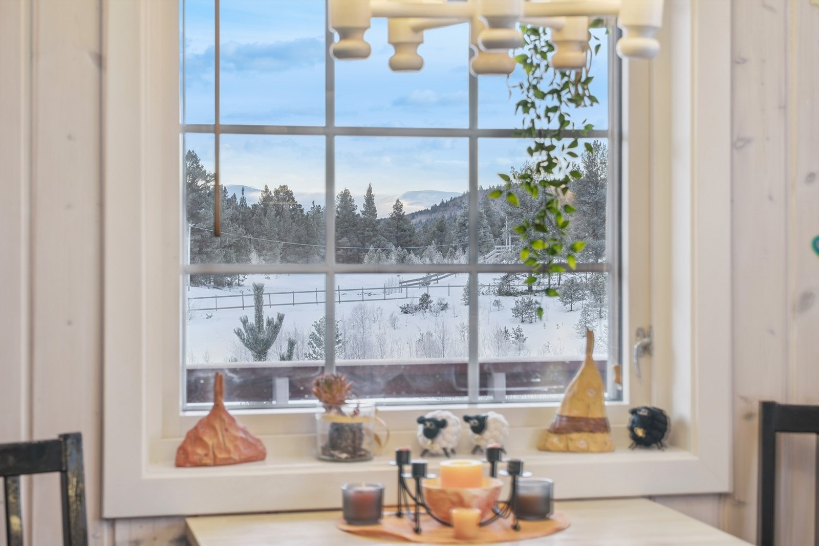 Fra vinduene kan du nyte utsikten over det snødekte fjellandskapet. Galleribilde