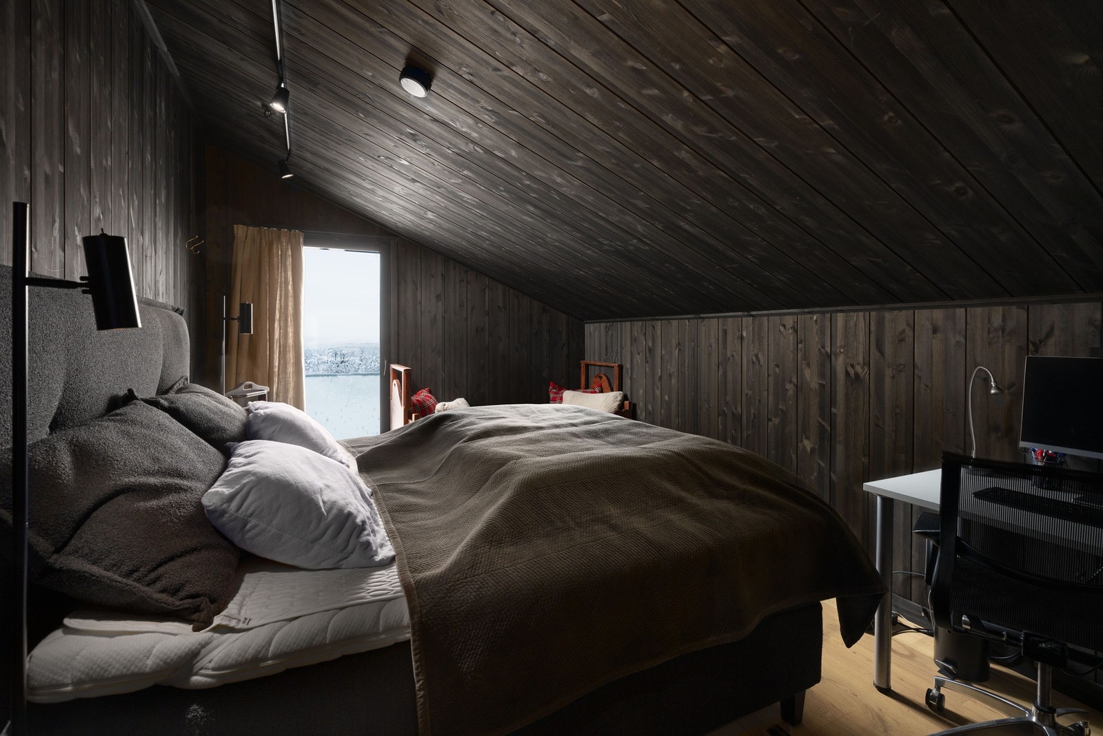 Romslig hovedsoverom i hems-etasjen. Plass til både skap og hjemmekontor. Utgang til luftebalkong. Galleribilde