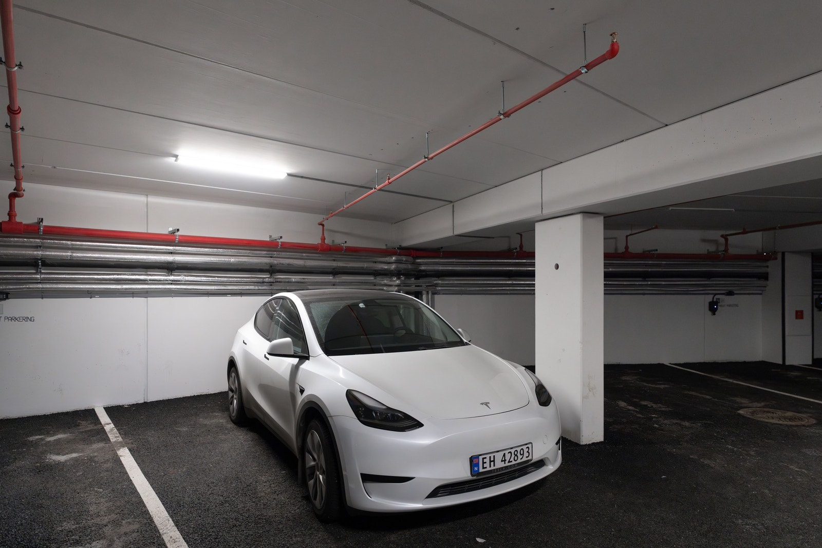 Egen romslig P-plass plassert i et hjørne. Galleribilde