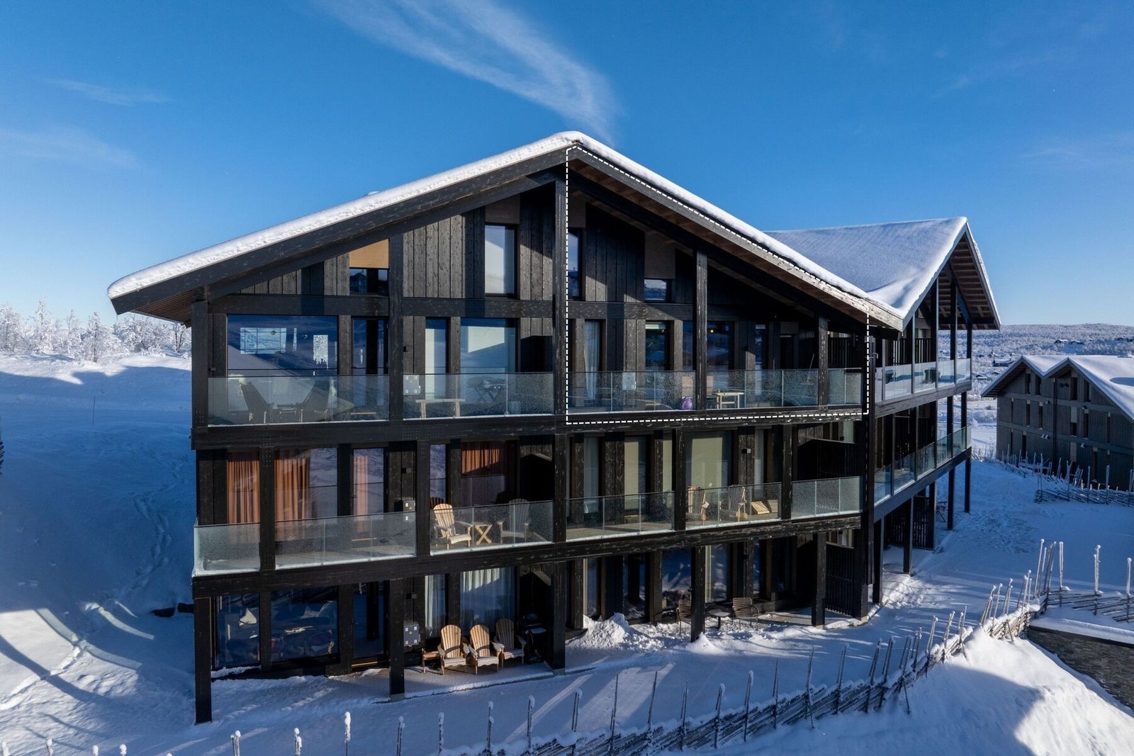 Nydelig sørvestlig beliggende i øverste etasje på øverste rekke! Galleribilde