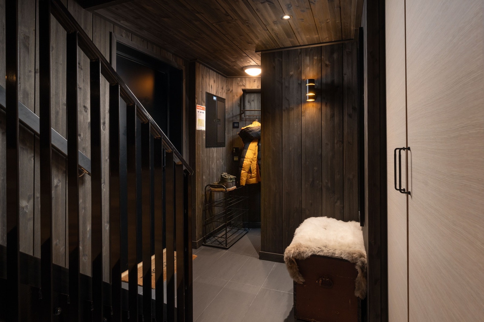 Entré med plassbygget skap og en liten bod. Trapp til hems. Galleribilde