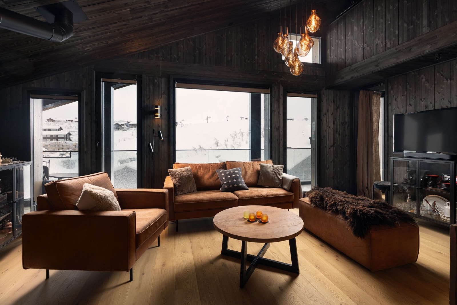 Sittegruppe og utsikt mot Kikuttoppen Galleribilde