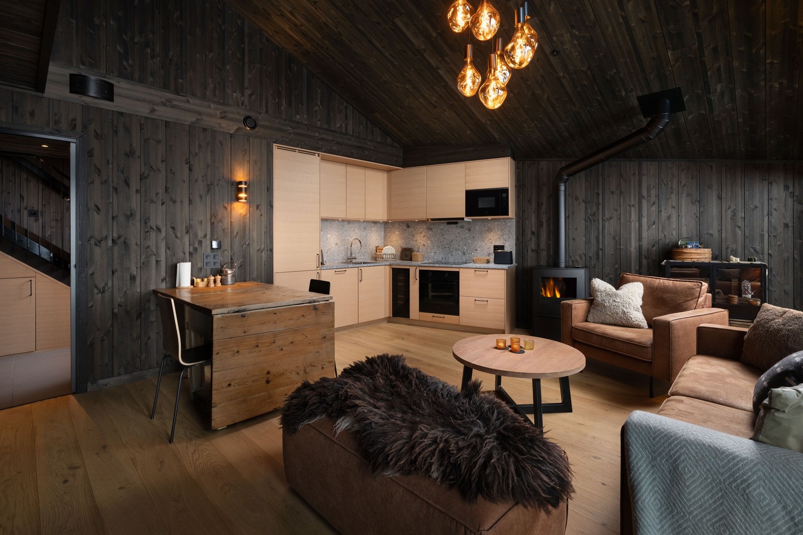 Leiligheten 2302 har sue/kjøkken med åpen løsning og røstet himling Galleribilde