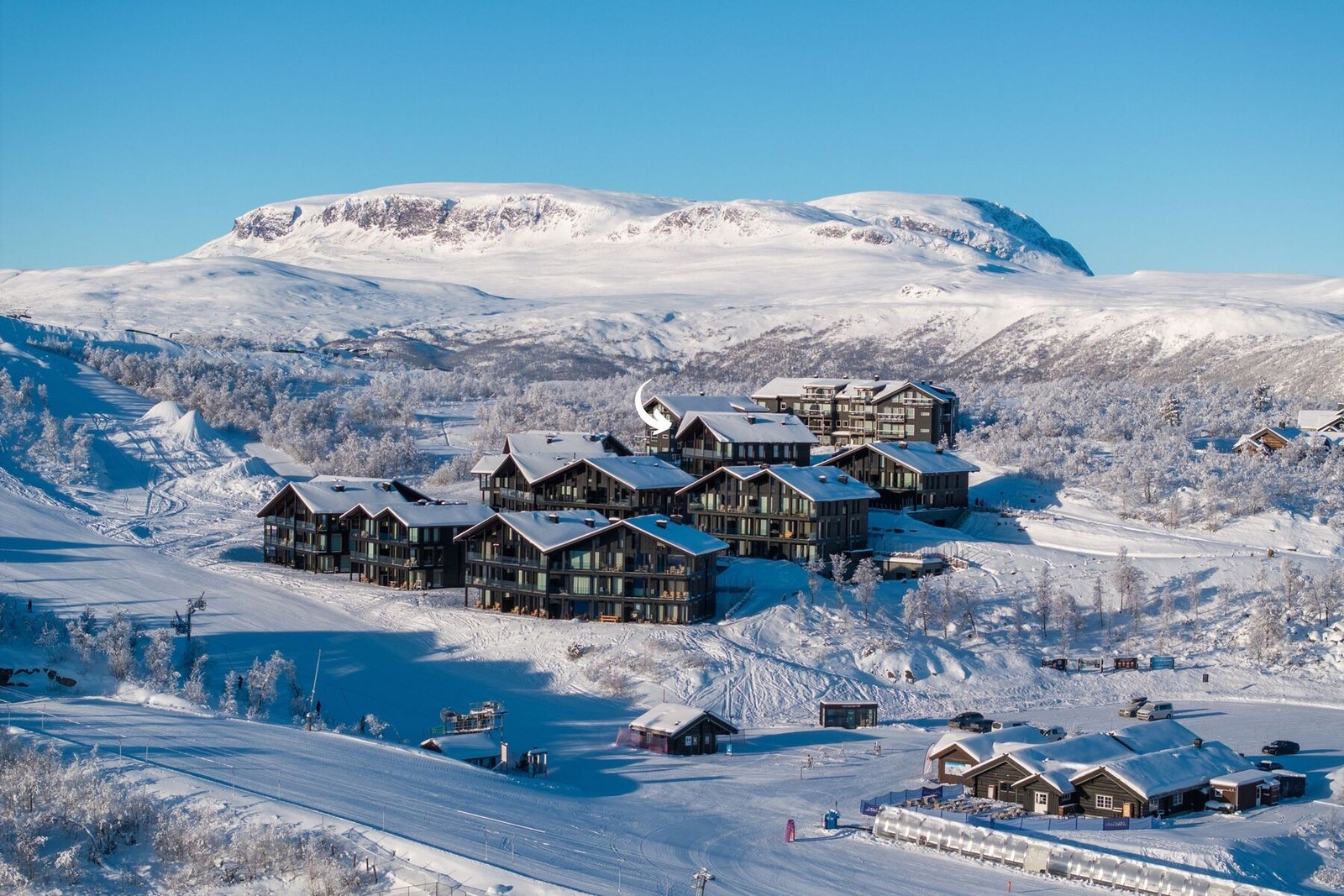Kikut Alpin Lodge med Hallingskarvet i bakgrunn Galleribilde