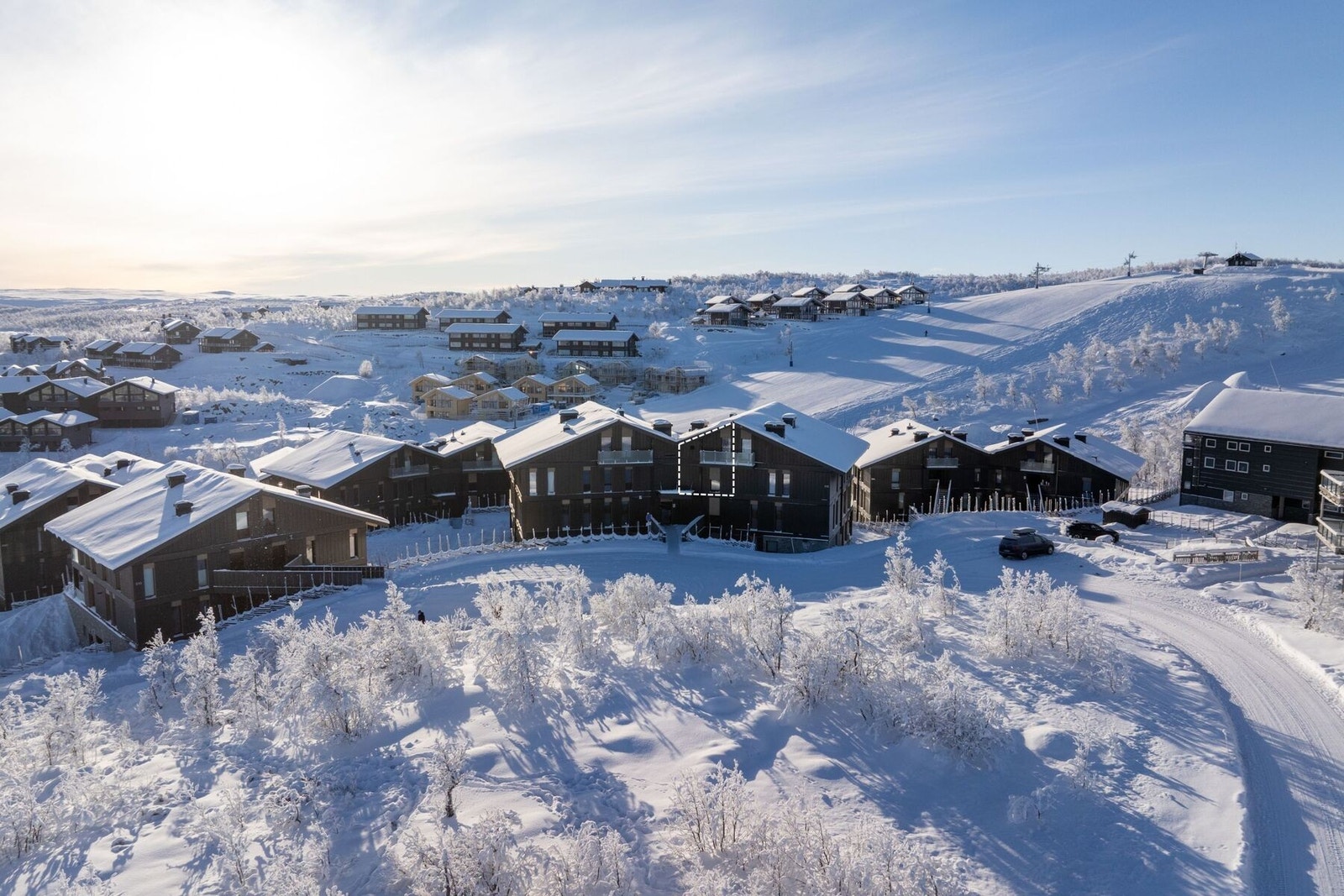 Prima solforhold. Inngang til bygget via garasjen, eller utgang på bakkeplan i bakkant Galleribilde