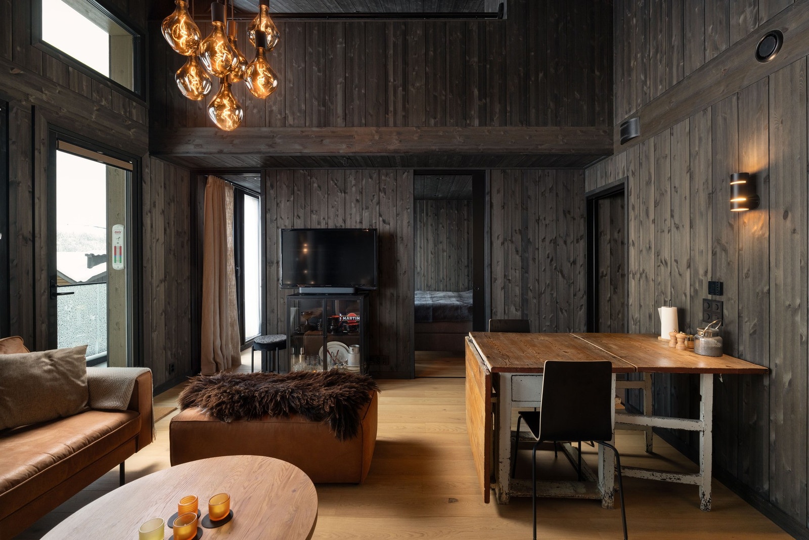 Bord med klaff som kan dras ut når det er mange på besøk. Galleribilde