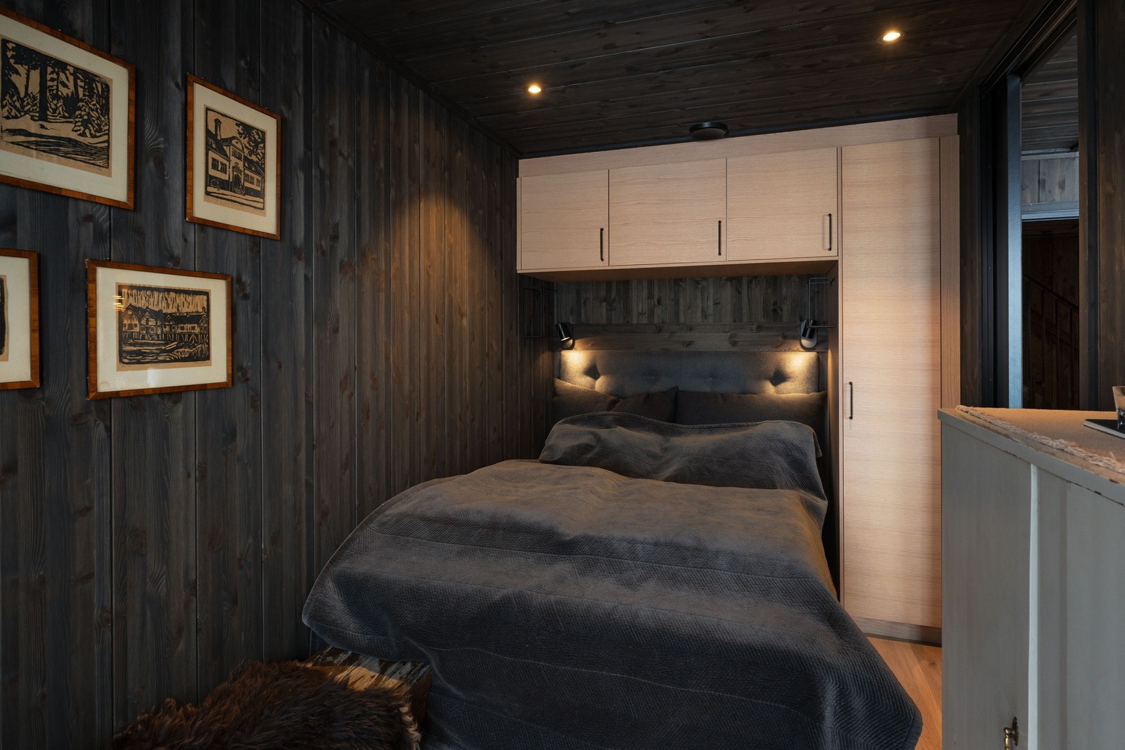 Soverom med adkomst fra stue - plassbygget skap i lik utførelse som kjøkkenet Galleribilde