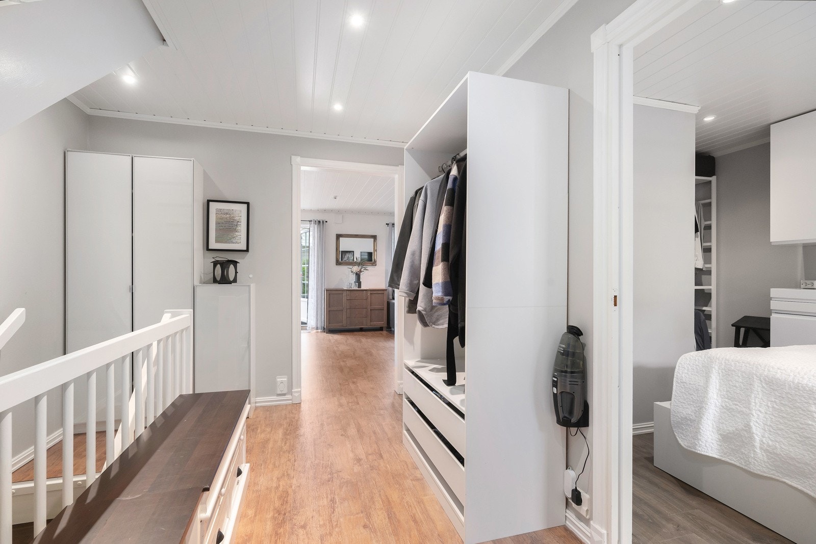 Inngang i 1. etasje via et innbydende inngangsparti med god plass til å henge fra seg ytterjakken og sette fra seg skoene før man går videre inn. Galleribilde