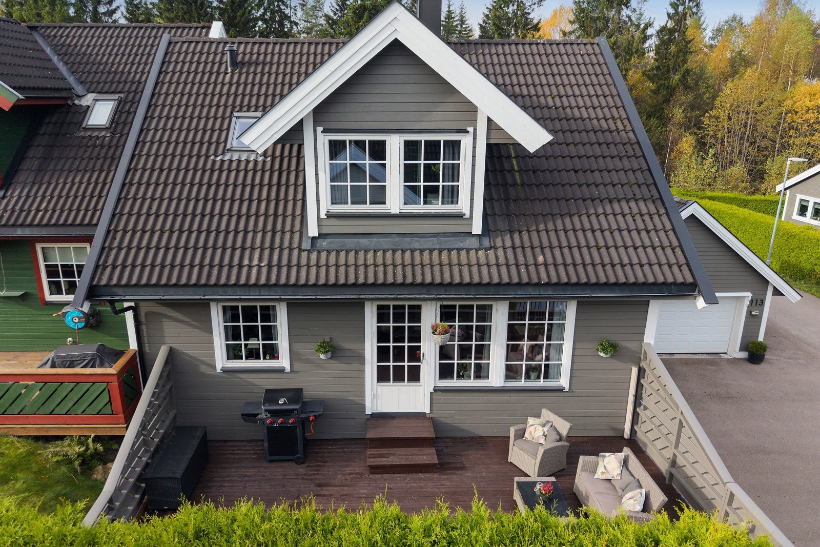 Fine uteplasser rundt huset. Terrasse utenfor stuen. Galleribilde