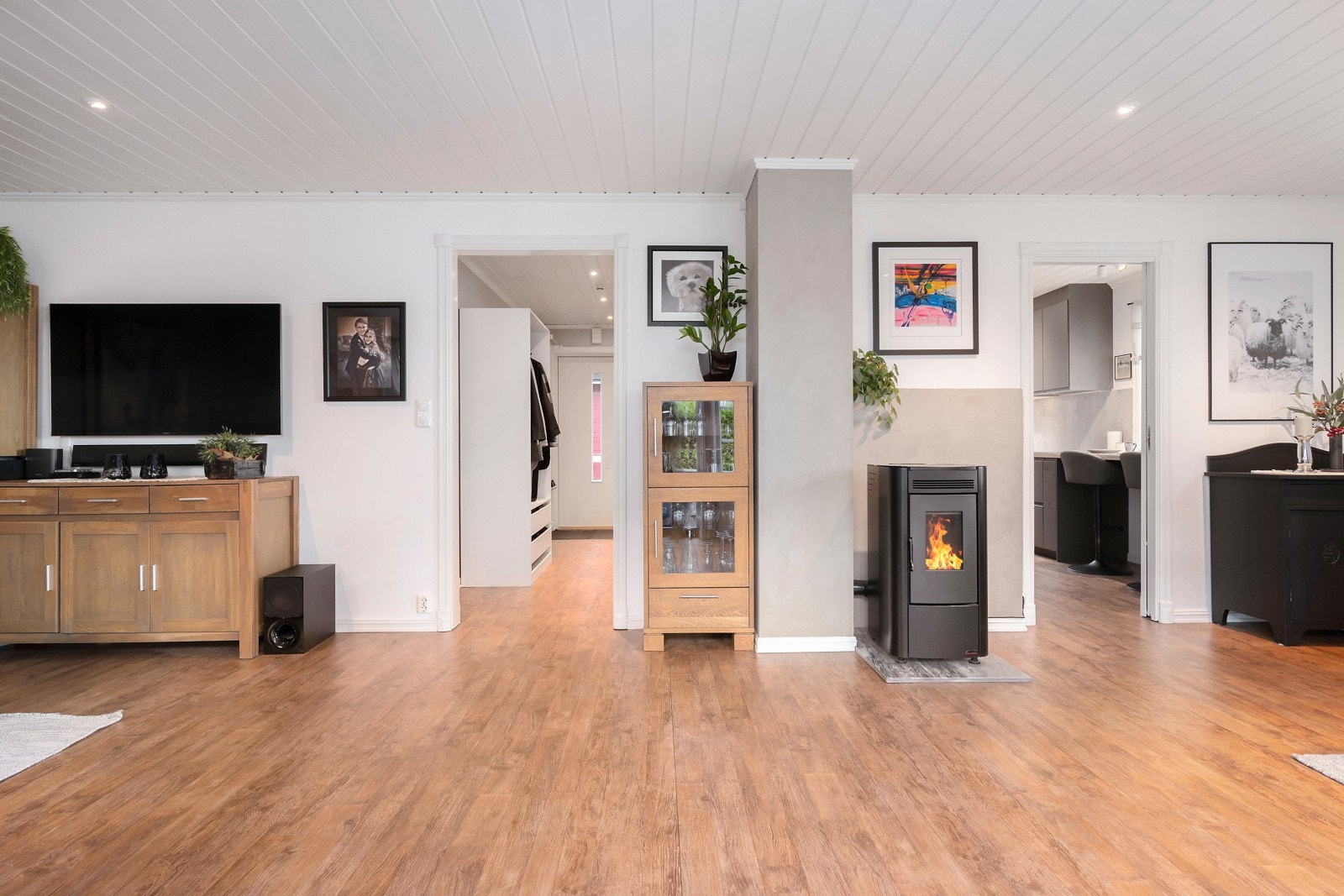 Fra entreen kommer man inn til husets stue med kjøkkenet i eget rom bak. Galleribilde