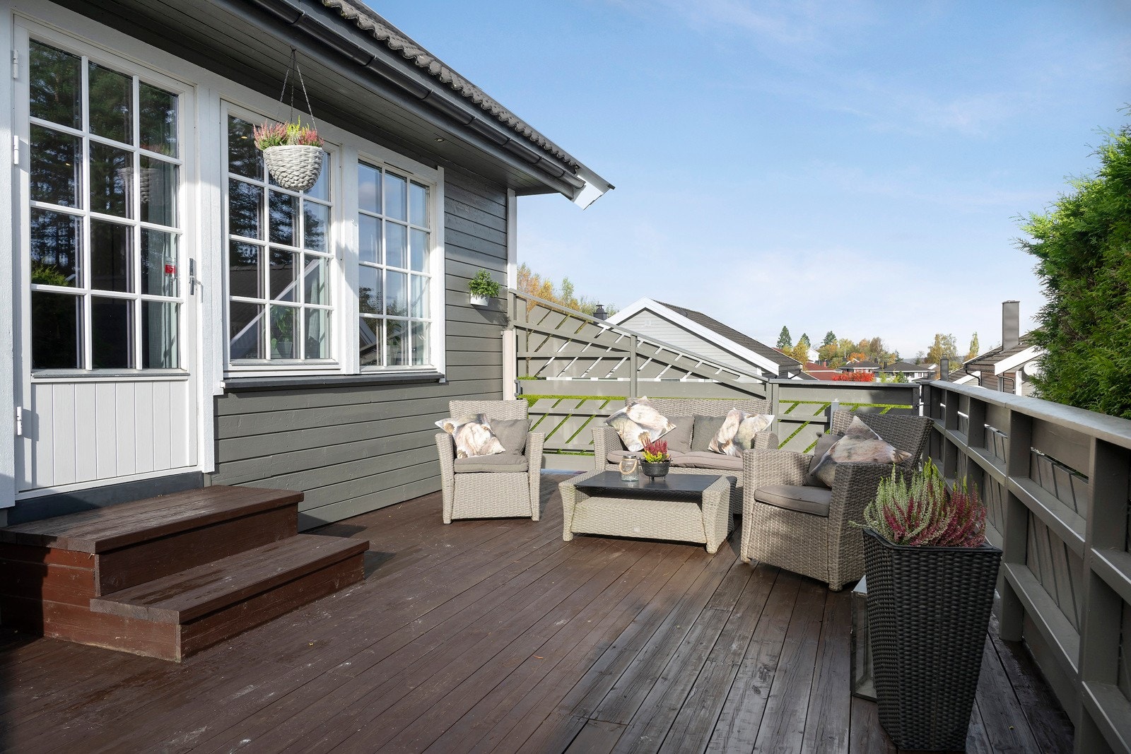 Skjermet terrasse med god plass til å nyte de fineste sommerdagene. Galleribilde