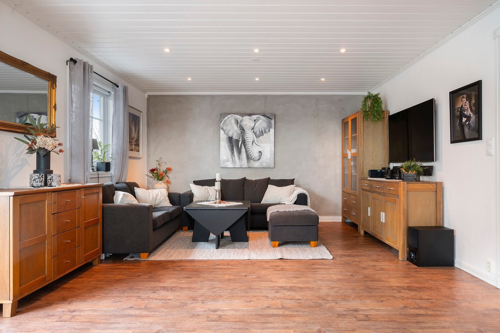 Stuen har en naturlig soneinndeling med plass til en avslappende sofagruppe og et spisebord i den andre enden. Galleribilde