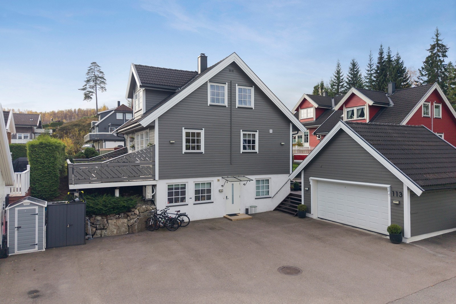 Romslig, asfaltert gårdsplass med god plass til flere kjøretøy samt dobbelgarasje med lagringsloft. Galleribilde